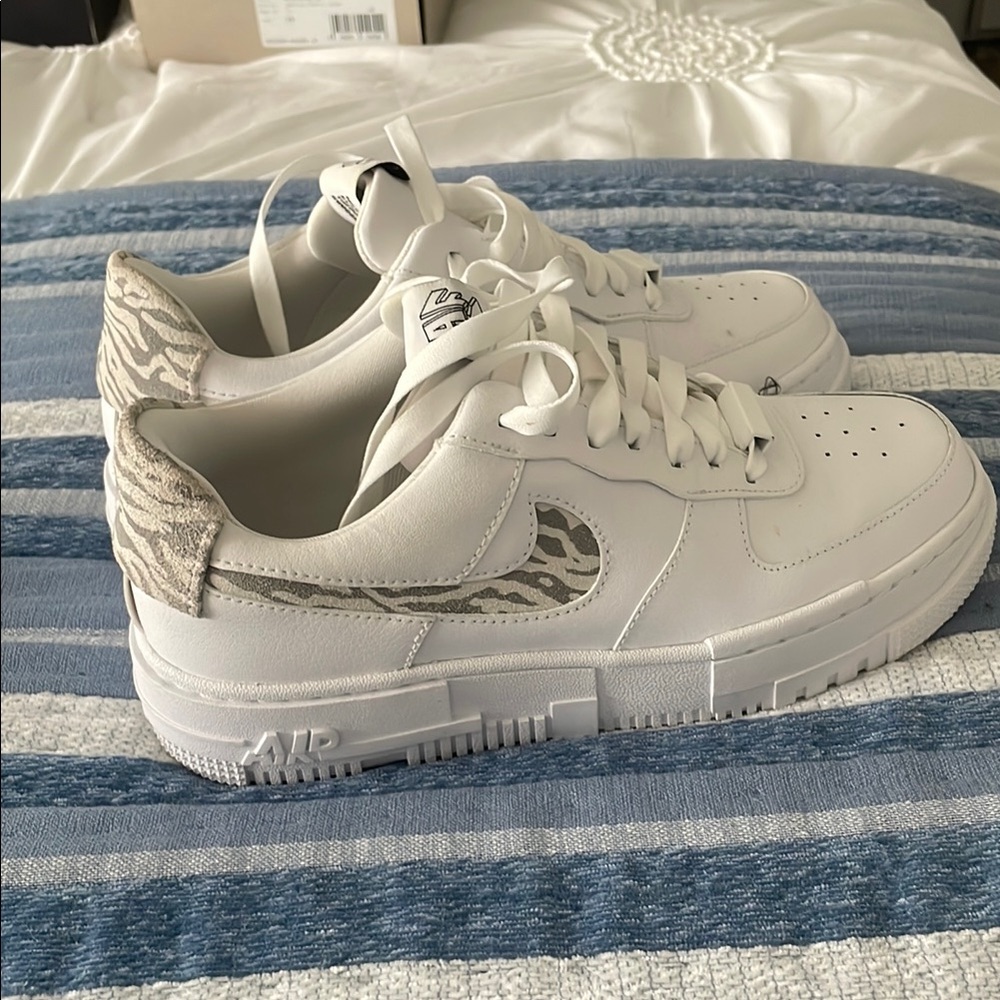 Nike White Women’s Low-Top Platform Sneakers with Subtle Beige Pattern - Picture 2 of 2